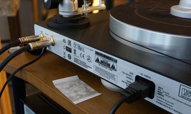 画像2: マークレビンソン5000シリーズにアナログターンテーブル「No5105」が加わる。精密加工された美しいフォルムから、情報量豊かなサウンドを奏でていた
