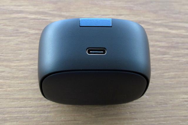 画像: 充電ケースはUSB Type-Cの他に、Qiによる無線充電方式にも対応する