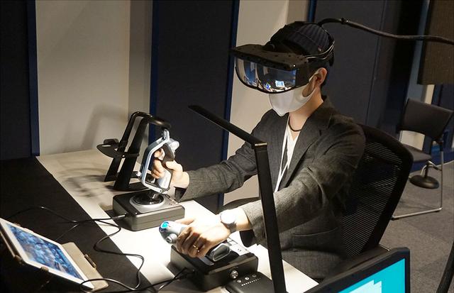 画像: ヘリコプターのフライトシミュレーターを体験した。この前方にトラッキング用の送信機がセットされている