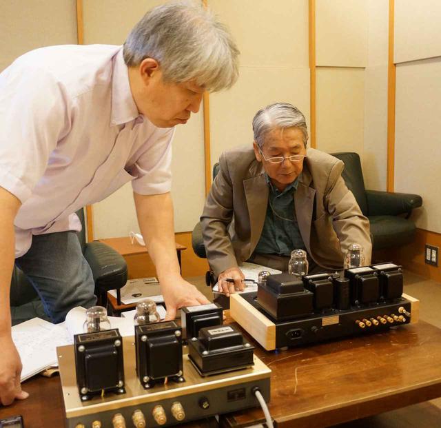 画像: 特集「直熱管パワーアンプの鮮やかで深遠な世界/最新17機種の試聴」は、直熱3極管ならではの高純度で奥深い音の魅力に迫ります。試聴は三浦孝仁氏(左)と高津 修氏(右)です。出力管や回路構成の特徴を探りながらじっくりと取材しました。