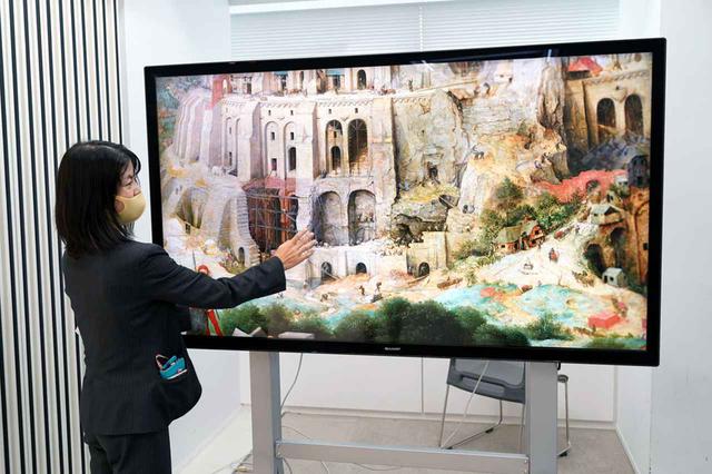 画像: ▲タッチパネルなので任意の場所を拡大できる。実際に操作してみると、(写真の絵画には)想像以上に細かい描きこみがなされていることが分かった