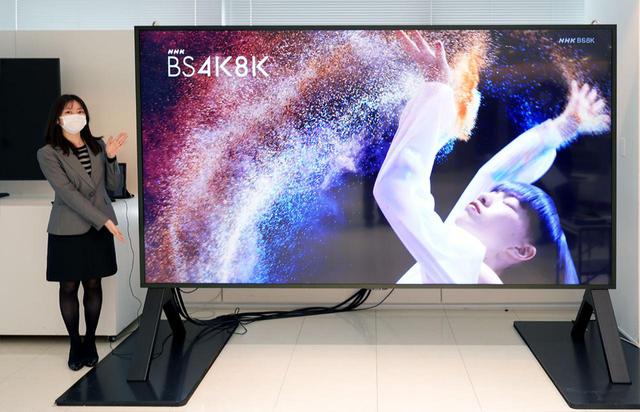 画像: ▲120インチの8K液晶ディスプレイ