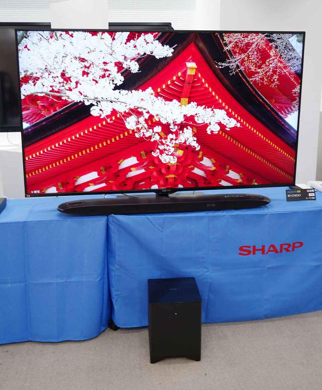 画像: ▲8Kテレビ「8T-C70CX1」とサウンドバー「8A-C22CX1」を組み合わせて実演