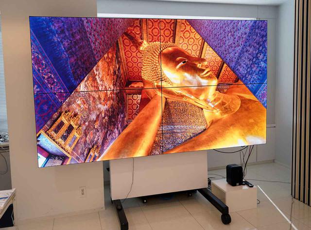 画像: ▲こちらは60インチの4Kディスプレイを4面組み合わせて8K表示可能なインフォメーションディスプレイ「PN-V605H」。狭額縁化しているので、画面の継ぎ目が目立たないようになっている