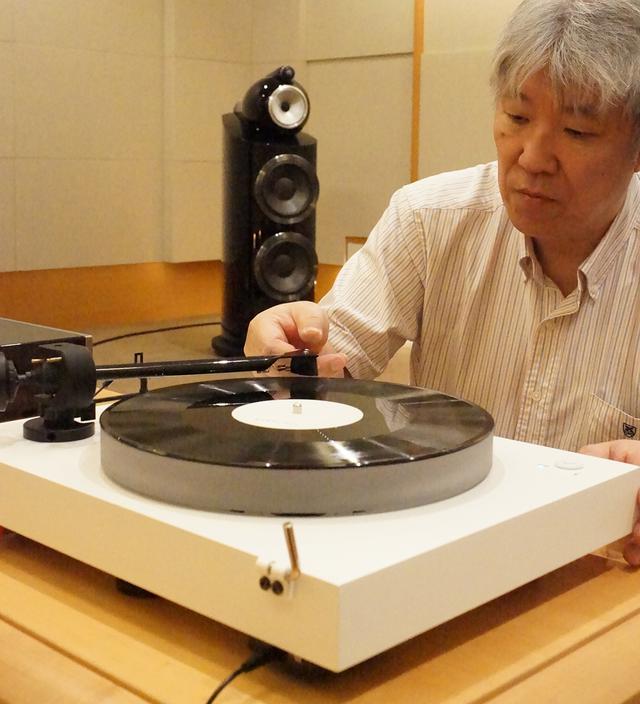 画像: プロジェクトX2を試聴する三浦氏。