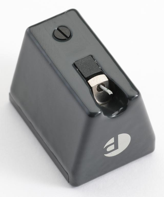 画像: MC型カートリッジPICK ITDS2 MCのボディは電気絶縁性に優れたポリアミド樹脂製で、天面にメタルプレートが配される。スタイラスは8µm/18µmの楕円形状。