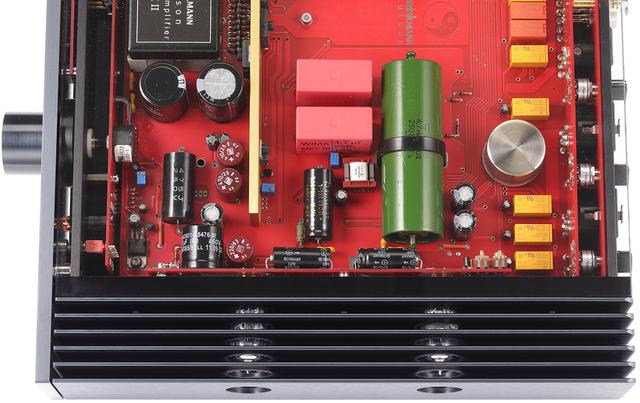 画像: chごとに2本のテレフンケン製3極5極複合管PCF803を使用。ヒートシンクを貫通する形で本体側面部に配される。