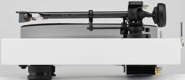 画像: プラッターは30mm厚アクリル製。9インチストレートアームは軸受け部を低摩擦の4点支持構造として安定したトラッキングを実現する。軸受け部近傍の六角ネジを緩めることでアジマスの調整が可能。シャーシはMDF製で、高さ調整可能な底面のフットは3点支持。