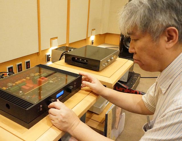 画像: 本機を操作する三浦氏。