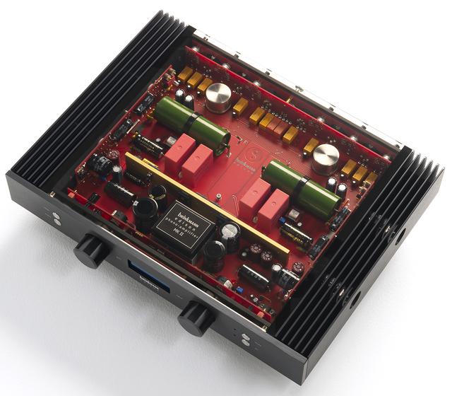 画像: ガラス製天板の内部を見る。ゲインステージを半導体、イコライザー回路を3極5極複合管のテレフンケン製PCF803で構成するハイブリッド構成。リアパネル側にルンダール製入力トランスを装備。フロントパネルの「xfmr」切替えスイッチによってトランス受けのバランス入力が可能になる。