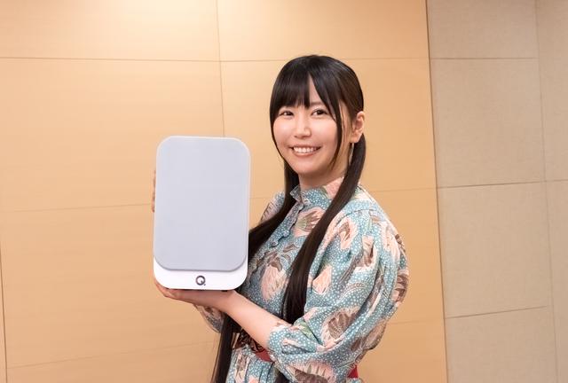 画像: Qアコースティックスを持つ小岩井さん。白いカラーとマグネットキャッチのサランネットがおしゃれ
