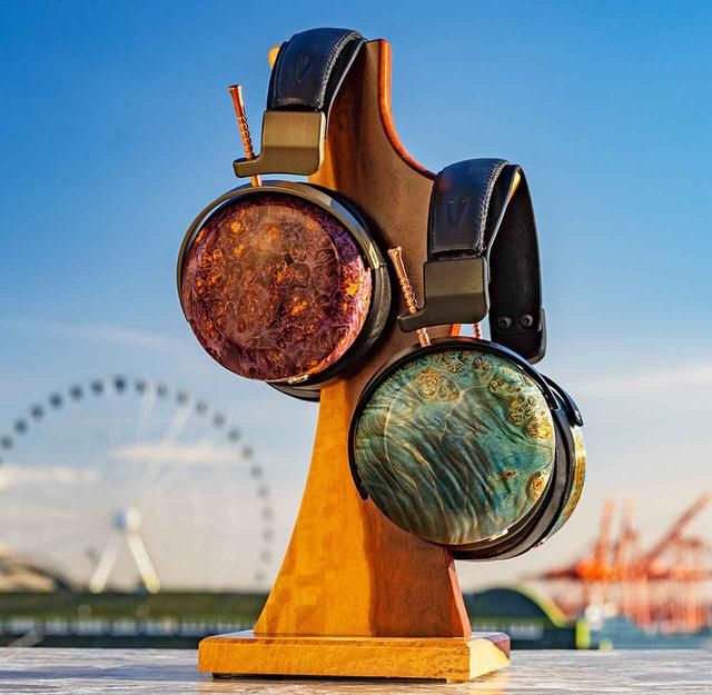 画像: 今回発売される「Vérité Closed LTD」。右下が取材で使った「Vérité Closed LTD BLUE STABILIZED MAPLE BURL」で、左上は「Vérité Closed LTD PURPLE STABILIZED MAPLE BURL」となる。木材によって一台一台の模様が異なってくるので、同じ仕上がりはこの世にふたつとない