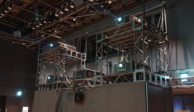 画像: パナソニックの4Kプロジェクターを4台使って、高精細で明るい8K映像を投写している