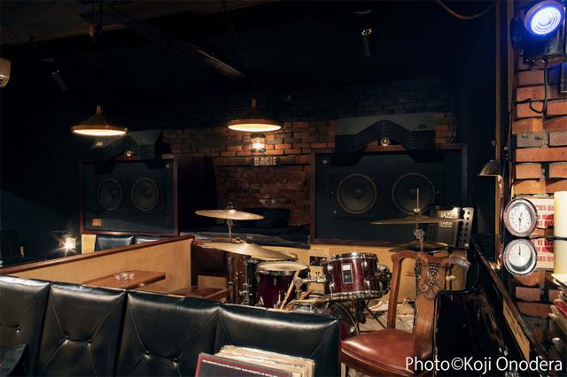 画像: ベイシーの2つ目の扉を開けると、目に入ってくるのがこの光景。店主の菅原さんがJBLのユニットを用いて自ら組み上げた3ウェイの大型スピーカーシステムが堂々たる姿で鎮座している。
