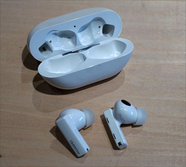 画像: 「FreeBuds Pro」はシルバー、ブラック、ホワイト(写真)の3色を準備
