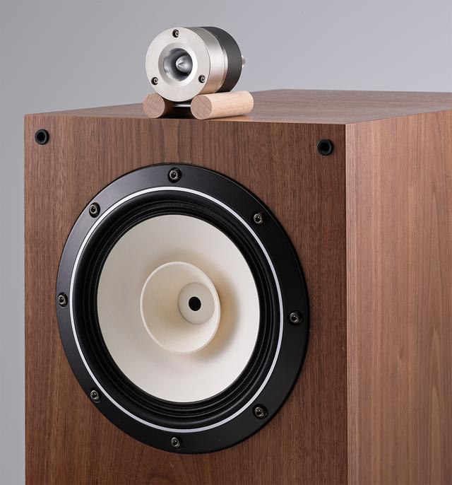 画像: トゥイーターT96AをFE208NSとBK208NSに組み合わせる。まずはBK208NSのバッフル面とT96Aのホーン前面を揃えて設置して、聴感に合わせ前後位置を調整する。