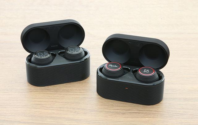 画像: 左が「E8 Sport」で、右が「Rapha Edition」。本体仕上げの他に、電源起動時のサウンドがカウベルに変更されているのが主な違いだ