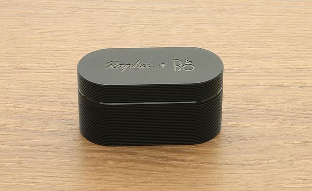 画像: 充電ケースは既発売の「E8 Sport」と同じデザインで天面にふたつのロゴがあしらわれている。カラーはブラック