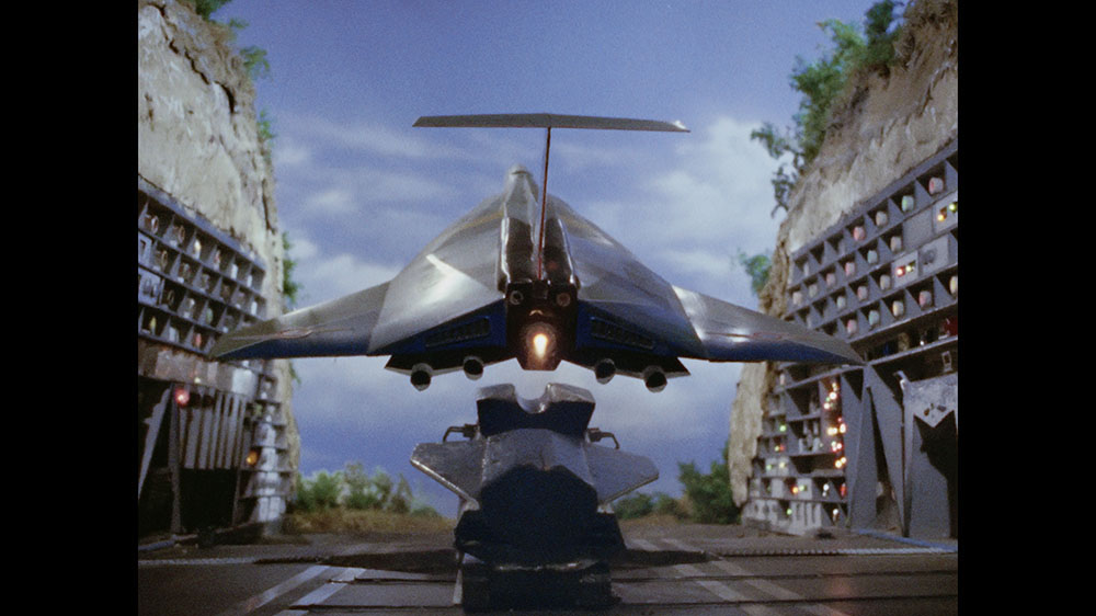 画像: 第3話「湖のひみつ」より。ウルトラホーク1号の発進は子供たちの胸をときめかせた名シーンだ。ミニチュアをいかに本物らしく感じさせるか、フィルム作品としての表現が4K/HDRで可能になっている