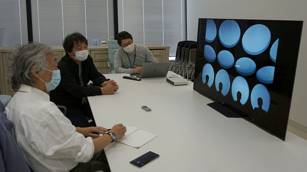 画像: 円谷プロダクションの本社会議室に4K/HDR対応の有機ELテレビを準備してもらい、実際の映像を確認しながら取材を進めている