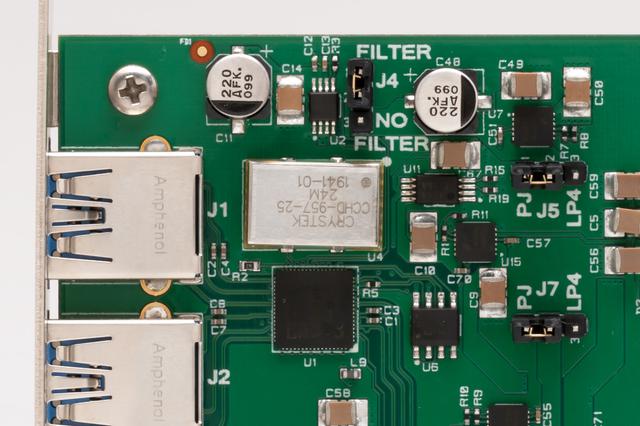 画像: 「NET Card FEMTO」と「USB Card FEMTO」にはフェムトクロック(Crystek CCHD-957)(写真中央の銀色の箱)が搭載されている。クロック上の「FILTER」で電源フィルターの設定ができる(写真はUSB Card FEMTO)