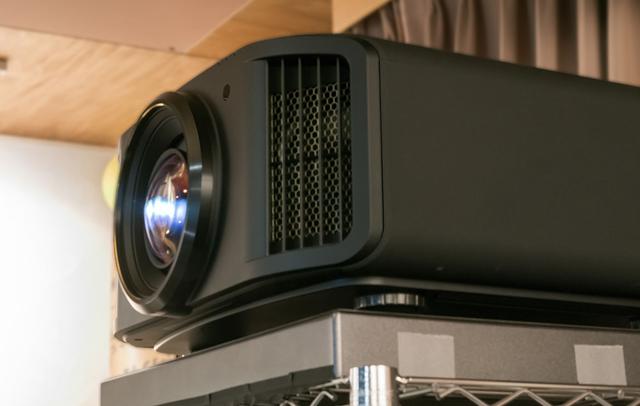 画像: 鳥居さんは、プロジェクターにJVCの「DLA-X9R」を愛用している。こちらでも明部、暗部の表現にはっきりとした違いが出てきたそうだ
