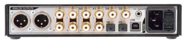 画像: DAC3 Bにヘッドホンアンプ機能を加えたモデル。ヘッドホンの左端子使用時は他の出力をカット、右端子使用時には他の出力が有効になる