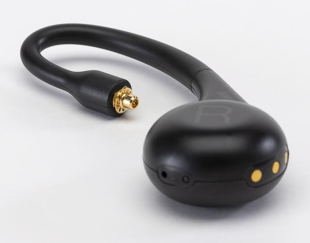 画像: この「RMCE-TW1」がワイヤレス接続の要。他のシュア製品はもちろん、MMCX端子であれば他社の製品でも使用可能だ。価格はオープン(実勢価格¥22,000円前後)