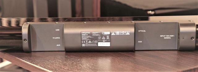 画像: ▲背面の切り欠き部に各種入力端子を装備。USB端子は、USBオーディオの入力に対応し、PCと直接接続できる