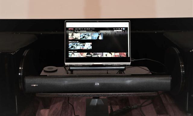 画像: 組み合わせたノートパソコンはYOGAタイプなので、タブレット形状にして設置したところ、サウンドバーとのマッチングもよく試聴できた
