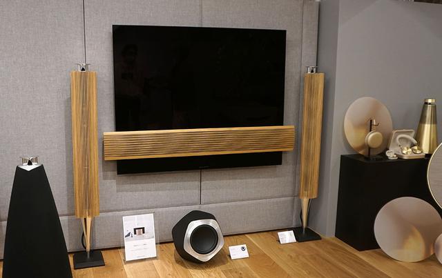 画像: 55インチ4K有機ELテレビの「Beovision Eclipse」やペンシル型のアクティブスピーカー「Beolab 18」なども展示され、その映像や音を体験できる