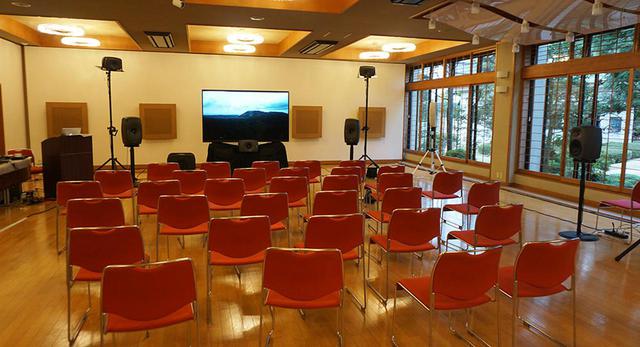 画像: こちらは12月8日に熱海で開催された、3Dオーディオ体験会の会場。85インチ8Kテレビと、4.1.4chシステムがセットされている