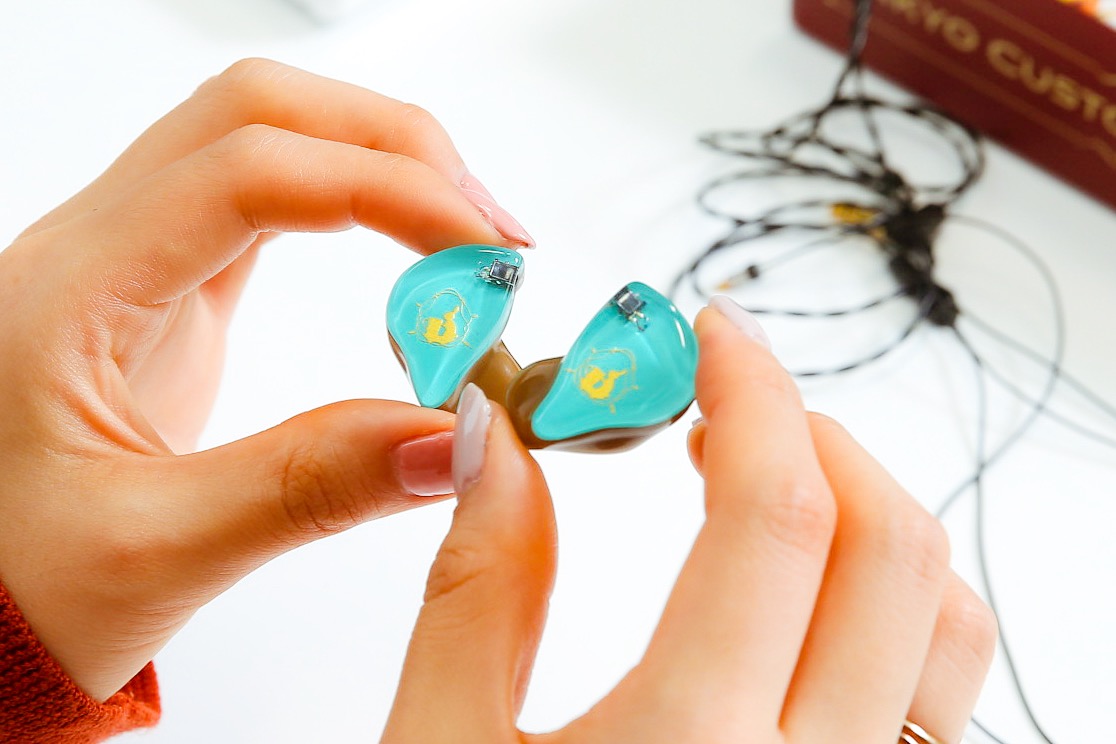 画像5: ぐーもる!人気アニメ「ごちうさ」マヤを演じた声優・徳井青空さんが、ごちうさ仕様のオンキヨーカスタムIEMを作成。 「ボーカルが浮き立って希望通りのサウンドが楽しめました。大満足です!」(徳井)