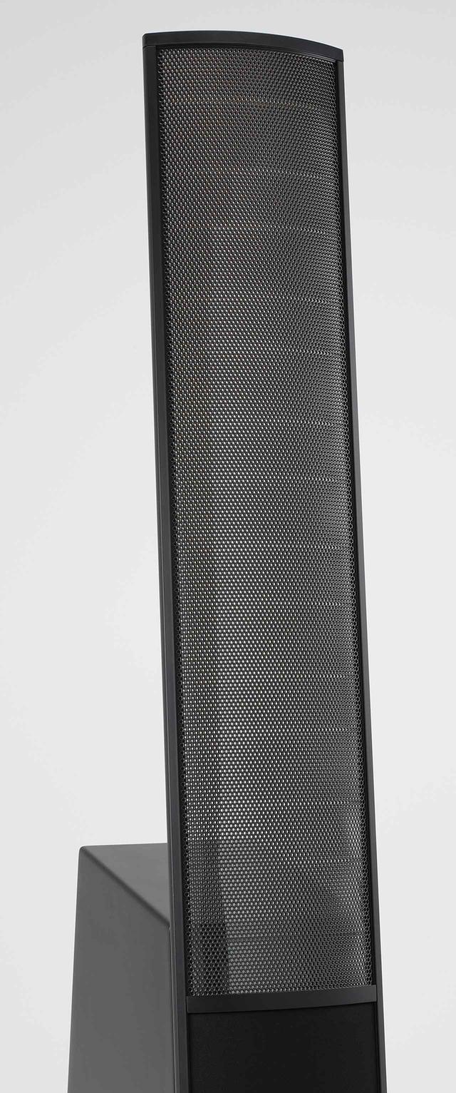 画像: ←400Hz以上の帯域を受け持つ静電パネルは寸法102㎝×22㎝。湾曲した形状で音の広がりを得る。金属コーティングしたポリエステルフィルムの極薄の振動膜が、丸孔が開けられた金属パネルの固定電極とスペーサーで支持される。