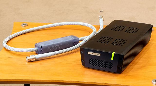 画像: 写真右がマスタークロック「sCLK-OCX10」で、左がsCLK-OCX10と「sMS-1000SQ Eunhasu」や「sNH-10G」との接続に使ったBNCケーブルの「dCBL-BNC50」
