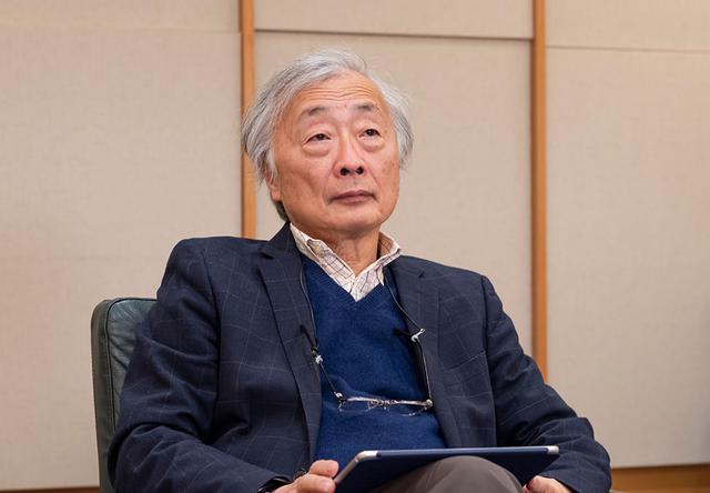 画像: 機器の接続を変えながら、細かな音質の変化をじっくりチェックする麻倉さん