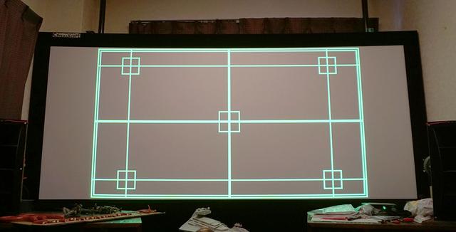 画像: 管球映画館では100インチのシネスコスクリーンを使っている。そのため16:9換算では110インチ前後の大きさが必要となる。今回は投写距離が約3mだったので、残念ながらスクリーンいっぱいに映像を投写できなかった
