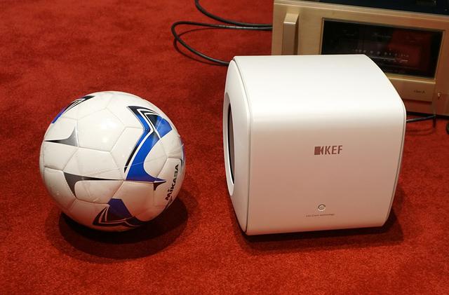 画像: 本体サイズはサッカーボール(5号)より少し大きいくらいだ