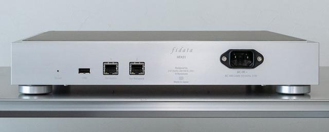 画像: 背面の仕様も、USB端子が1系統とLAN端子が2系統とHFAS1シリーズで共通だ。