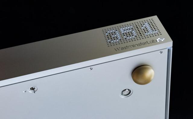 画像: フロントパネルの中央下部にグラウンドモードの切り替えスイッチが備わっている。このスイッチを正面からみて右側にすると「モード1」、左側では「モード2」になる。「モード1」は音のアグレッシブさは減るが、ノイズ成分等を抑える方向で、「モード2」は情報やスピード感は出てくるが、ノイズが出てくる場合もあるという