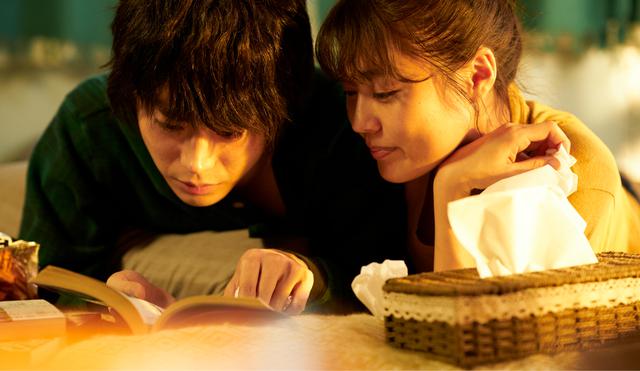 画像: 好きな本、映画、音楽……このふたりはあまりにも共通項が多く、秒速で惹かれあってしまうのもうなずける