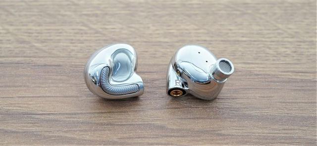 画像: ユニバーサルIEM「Jasper」。試聴したのはシルバーモデル(国内導入予定なし)