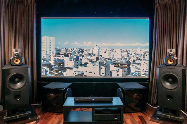 画像: ▲鳥居宅のホームシアターシステムに「Stage V2」を組み込んで実際に視聴した。手前のAVラックに設置されているのが「Stage V2」で、少し頼りなさそうにも見えるが、その実力は……。本文を参照してほしい。