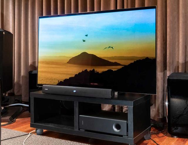 画像: ▲TOSHIBAの有機ELテレビ「55X910」と組み合わせたところ。「Stage V2」はかなり小ぶりに見えるが、画面サイズに負けないサウンドを奏でてくれた