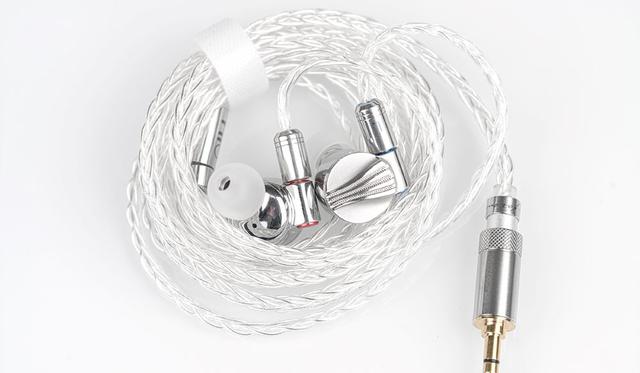 画像1: FiiO、金属ボディでメタル感満載の有線イヤホン「FD5」を2月26日に発売。ベリリウム&DLC振動板で、ハイレゾ再生にも対応