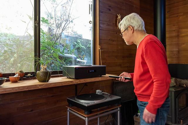 画像: 今回は和田さんのご自宅リビングにSC-C70MK2を持ち込んで、CDからラジオ、ネット音源、アナログレコードまでじっくり楽しんでもらっている。このまま置いておきたいとは和田さんの率直な感想