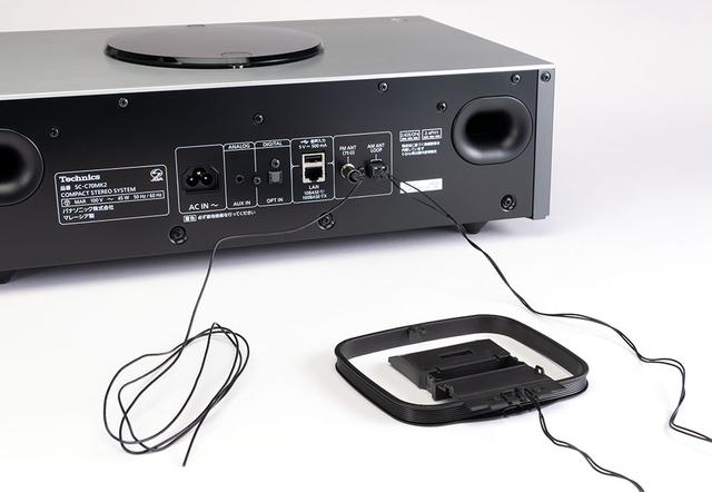 画像: FM/AM用のアンテナも付属している。本体背面の端子部につないだところ、ビル5Fにある編集部でも快適に受信できた
