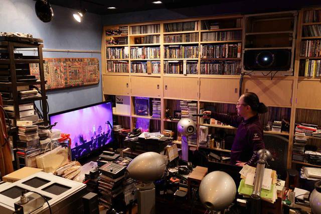 画像: 取材は小原さん宅にある超弩級ホームシアター「開国シアター」で実施した。原稿執筆用デスクの右にある60インチ8K液晶テレビをモニター的に使っている環境だ