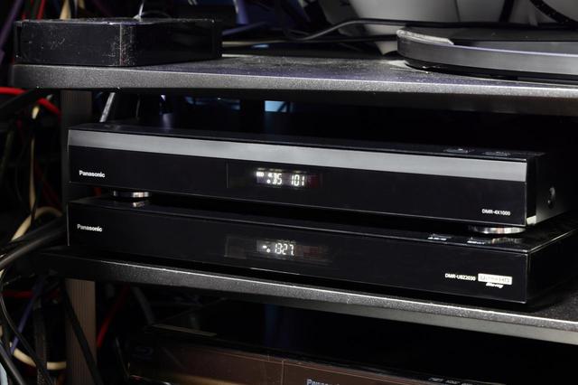 画像: 写真上がDMR-4X1000。下が小原さんが普段常用しているパナソニックのBDレコーダーDMR-UBZ2030。そのほか全自動モデルを含めた多数のレコーダーをお使いだ