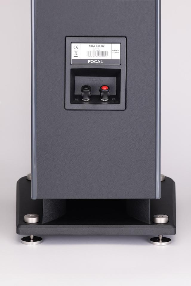 画像: シングルワイヤリング接続のスピーカー端子。台座は頑丈なアルミ合金
